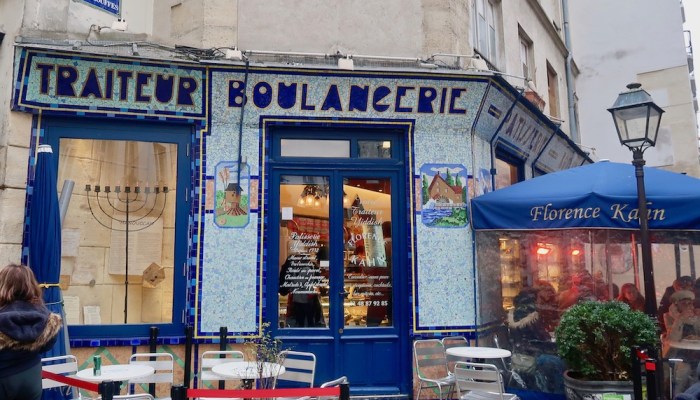 Cute facade of a boulanger in Paris |curlytraveller.com