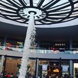 Rain Oculus at Marina Bay Sands The Shoppes. A Giant acrylic bowl collects rain water to fill the canal below. Every hour a water cascade releases 22.000 liters per minute. Yes, it's noisy! #rainoculus #whatissingapore #Singapore #marinabaysands